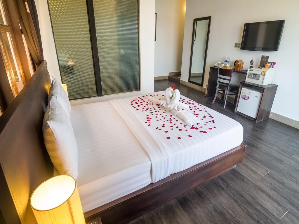Adore Riverside Hotel Phnom Penh Exterior photo