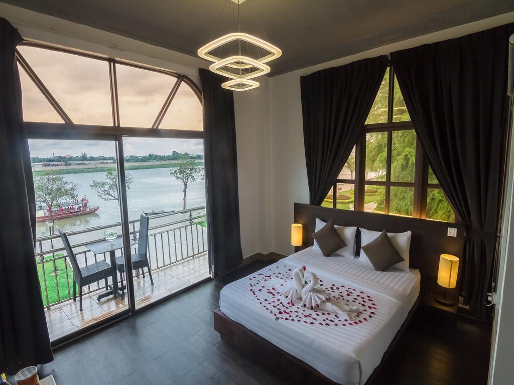 Adore Riverside Hotel Phnom Penh Exterior photo