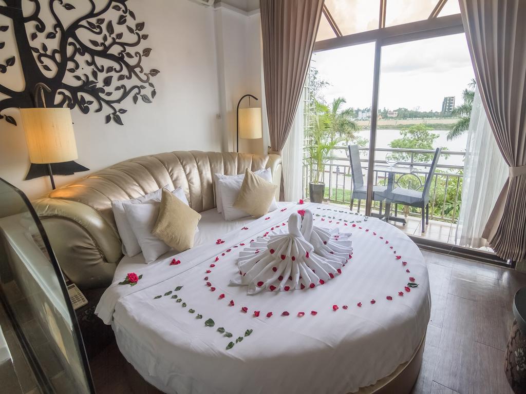 Adore Riverside Hotel Phnom Penh Exterior photo