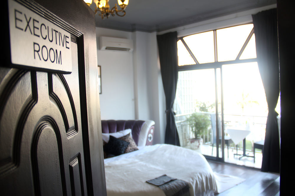 Adore Riverside Hotel Phnom Penh Exterior photo